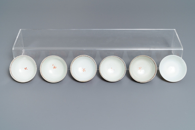 Onze tasses, huit soucoupes, une th&eacute;i&egrave;re et un vase en porcelaine de Chine famille rose &agrave; d&eacute;cor mandarin, Qianlong