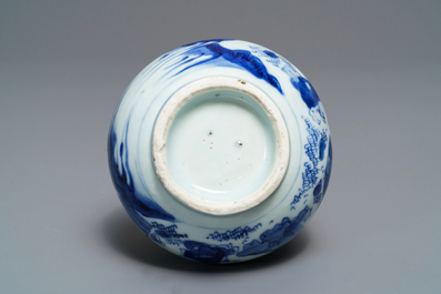 Un vase de forme double gourde en porcelaine de Chine bleu et blanc, &eacute;poque Transition