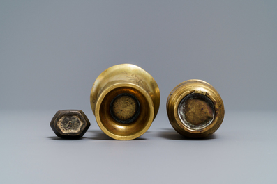 Drie kleine Chinese bronzen vazen, Song en Qing