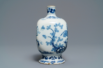Un vase et un plat en fa&iuml;ence de Delft bleu et blanc &agrave; d&eacute;cor de chinoiserie, fin du 17&egrave;me