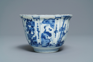 A Chinese blue and white kraak porcelain 'crow' cup, Wanli