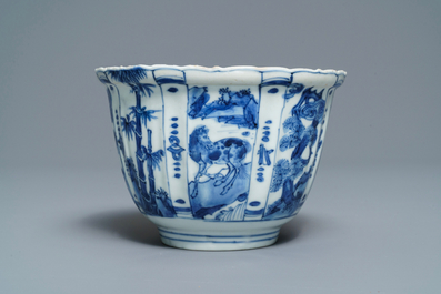 A Chinese blue and white kraak porcelain 'crow' cup, Wanli