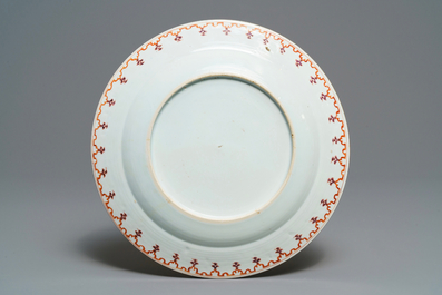 Un plat en porcelaine de Chine famille rose &agrave; d&eacute;cor 'La tonnelle', Qianlong, ca. 1740