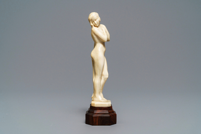 Une figure Art Deco d'une femme nue en ivoire sculpt&eacute;, 1&egrave;re moiti&eacute; du 20&egrave;me
