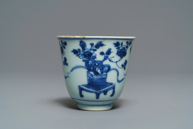 Vijf Chinese blauw-witte koppen en schotels met floraal decor, Kangxi