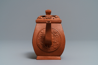 A Chinese Yixing stoneware teapot and cover, Jingxi Hua Feng Xiang Zhi mark, 18/19th C.