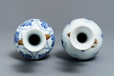 Een paar Chinese blauw-witte vazen met deels vergulde oren, Kangxi