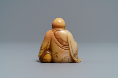 Une figure de Bouddha en pierre de Shoushan sign&eacute;e et avec inscription, Chine, 19&egrave;me