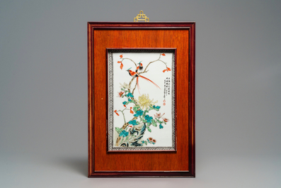 Drie Chinese famille rose plaquettes met vogels bij bloesems, 2e helft 20e eeuw