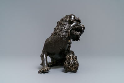 Een Chinees bronzen model van een Boeddhistische leeuw, Ming