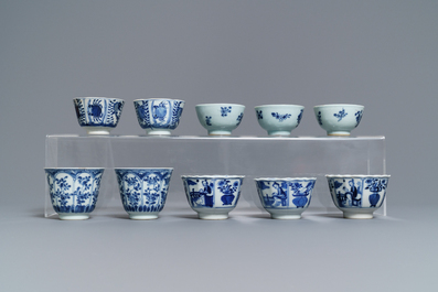 Dix tasses et soucoupes en porcelaine de Chine bleu et blanc, 18/19&egrave;me