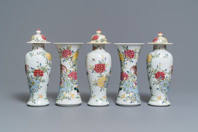 Une garniture de cinq vases en porcelaine de style famille rose, Samson, Paris, 19&egrave;me