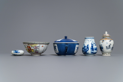 Une collection vari&eacute;e en porcelaine de Chine bleu et blanc et famille rose, Kangxi et apr&egrave;s