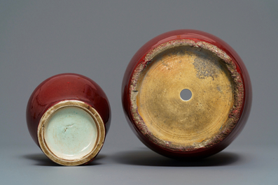 Twee Chinese monochrome sang-de-boeuf en flamb&eacute; vazen, 18/19e eeuw