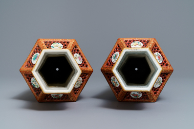 Een paar Chinese hexagonale ajour bewerkte dubbelwandige famille rose vazen, Yongzheng