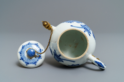 Een Chinese blauw-witte theepot met met verguld koperen montuur, Jiajing merk, Kangxi