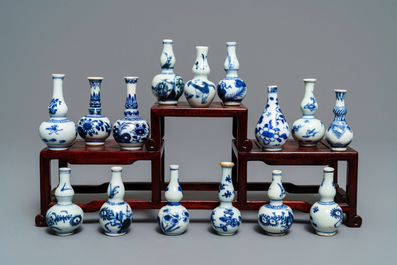 Quinze vases miniatures en porcelaine de Chine bleu et blanc, Kangxi
