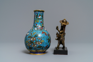 Een Chinese cloisonn&eacute; vaas en een verguld bronzen groep, 18/19e eeuw