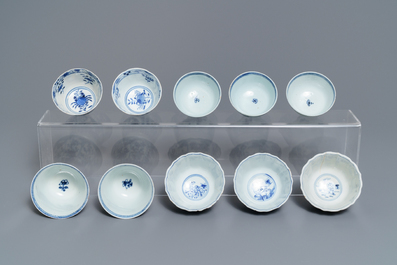 Dix tasses et soucoupes en porcelaine de Chine bleu et blanc, 18/19&egrave;me