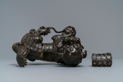 Un mod&egrave;le d'un lion bouddhiste en bronze, Chine, Ming