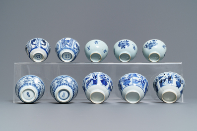 Dix tasses et soucoupes en porcelaine de Chine bleu et blanc, 18/19&egrave;me