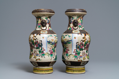 Une paire de vases en porcelaine de Chine famille rose dite &quot;de Nankin&quot;, 19&egrave;me