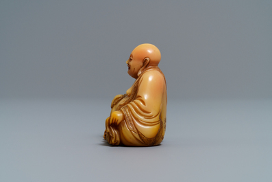 A Chinese signed and inscribed Shoushan soapstone figure of Buddha, 19th C.