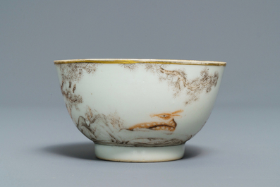Une tasse et soucoupe en porcelaine de Chine grisaille et rouge de fer, Yongzheng/Qianlong