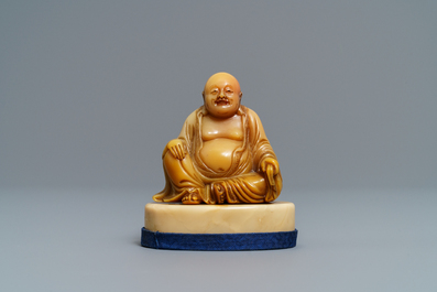 A Chinese signed and inscribed Shoushan soapstone figure of Buddha, 19th C.