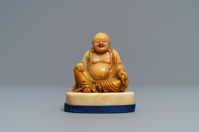 Une figure de Bouddha en pierre de Shoushan sign&eacute;e et avec inscription, Chine, 19&egrave;me