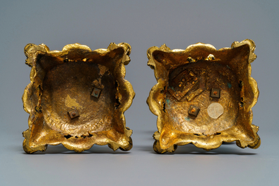 Une paire de grues en cloisonn&eacute; aux montures de candelabres en bronze dor&eacute;, Chine, 18/19&egrave;me