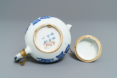 Une th&eacute;i&egrave;re en porcelaine de Chine bleu et blanc &agrave; monture en laiton dor&eacute;, marque de Jiajing, Kangxi