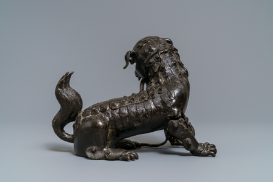 Een Chinees bronzen model van een Boeddhistische leeuw, Ming
