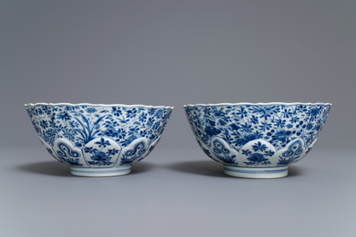 Une paire de bols en porcelaine de Chine bleu et blanc, marque de Chenghua, Kangxi