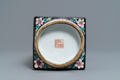 Een Chinese famille rose millefleurs 'cong' vaas, Qianlong merk, Republiek, 20e eeuw