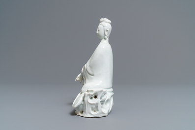 Een Chinees Dehua blanc de Chine model van een gezeten Guanyin, 18/19e eeuw
