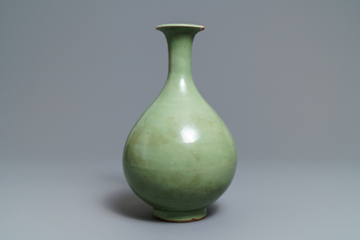 Un vase yuhuchunping en porcelaine de Chine c&eacute;ladon de Longquan, Yuan