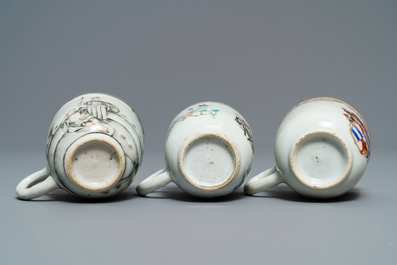 Cinq tasses et soucoupes et une th&eacute;i&egrave;re en porcelaine de Chine famille rose et grisaille, Yongzheng/Qianlong