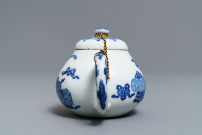 Une th&eacute;i&egrave;re en porcelaine de Chine bleu et blanc &agrave; monture en laiton dor&eacute;, marque de Jiajing, Kangxi