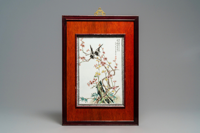 Trois plaques en porcelaine de Chine famille rose &agrave; d&eacute;cor d'oiseaux parmi fleurs, 2&egrave;me moiti&eacute; du 20&egrave;me