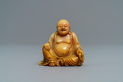 Une figure de Bouddha en pierre de Shoushan sign&eacute;e et avec inscription, Chine, 19&egrave;me