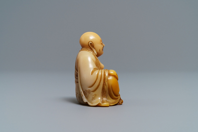 A Chinese signed and inscribed Shoushan soapstone figure of Buddha, 19th C.