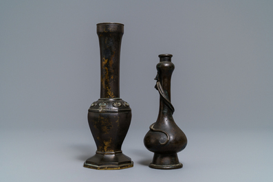 Twee Chinese bronzen vazen, Ming