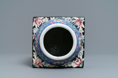 Un vase de forme cong en porcelaine de Chine famille rose, marque de Qianlong, R&eacute;publique, 20&egrave;me