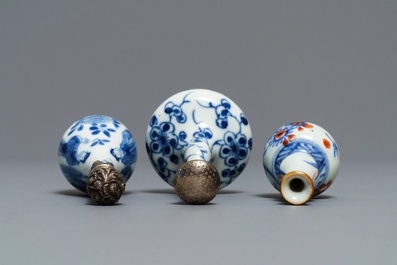 Negen blauw-witte Chinese miniatuur vaasjes, een Chinese 'Amsterdams bont' theepot en een melkkan, Kangxi en later