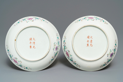 Une paire d'assiettes en porcelaine de Chine &agrave; d&eacute;cor de chrysanth&egrave;mes, marque de Guangxu, 19/20&egrave;me