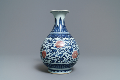Un vase yuhuchunping en porcelaine de Chine bleu, blanc et rouge de cuivre, Qianlong