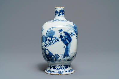 Een blauw-witte Delftse chinoiserie vaas en een schotel, eind 17e eeuw