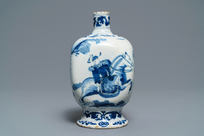 Een blauw-witte Delftse chinoiserie vaas en een schotel, eind 17e eeuw