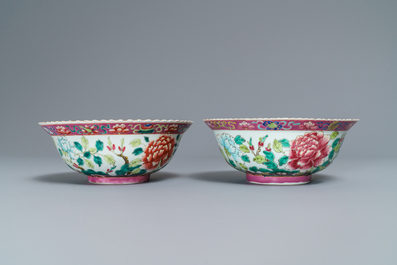 Une paire de bols en porcelaine de Chine famille rose pour le march&eacute; Peranakan ou Straits, 19&egrave;me